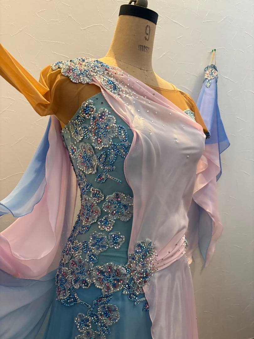 社交ダンス　Sapiel のブルーとピンクのグラデーションドレス