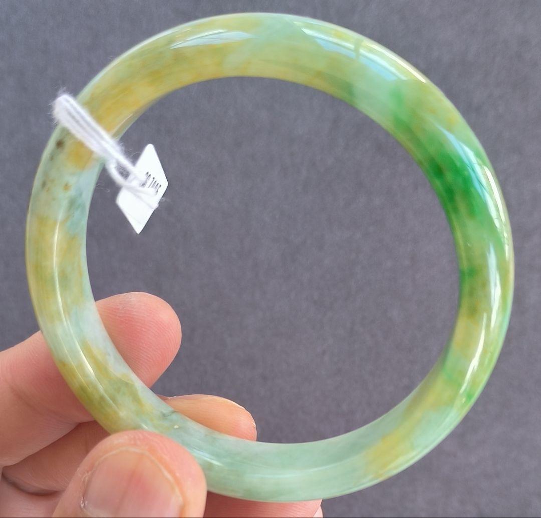 あかおかずき【日本鑑別書付】ミャンマー産本翡翠のバングル（内径56〜57）
