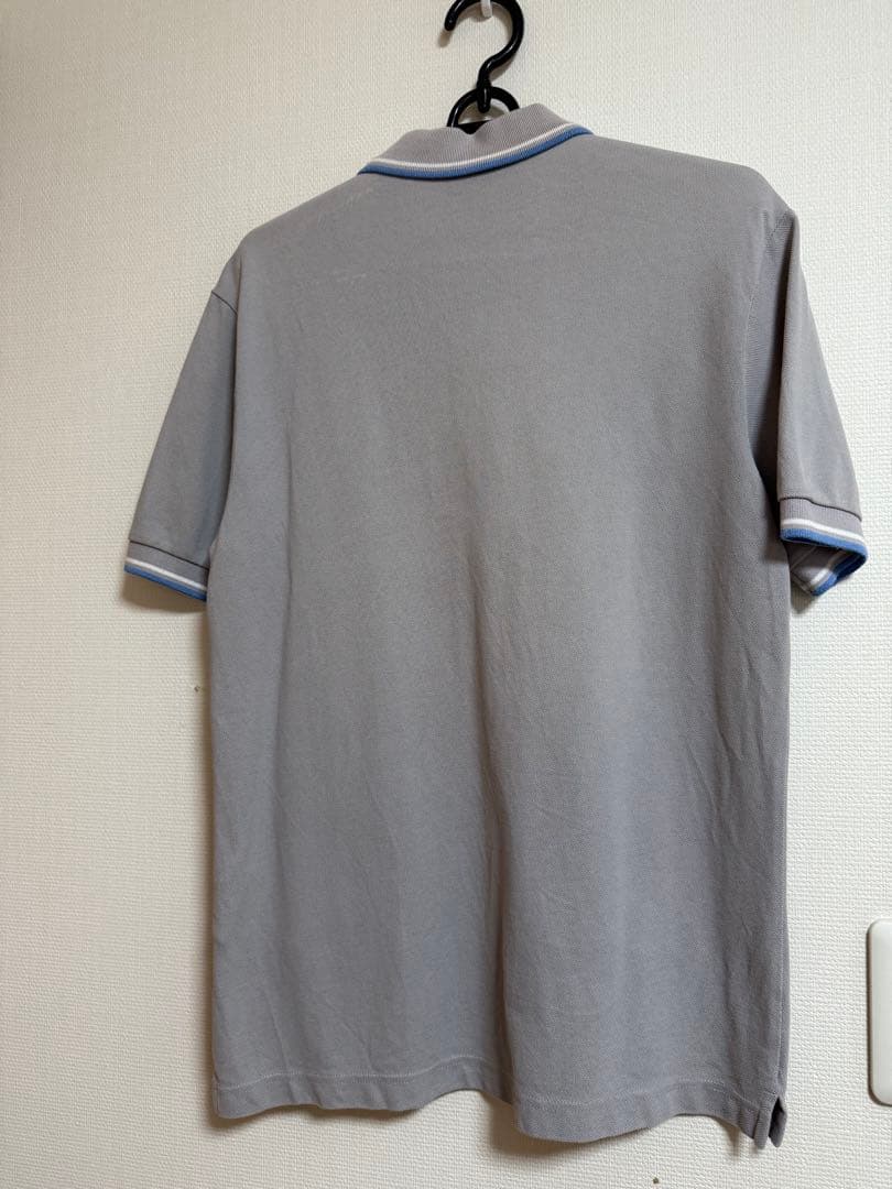プラダ　グレー ポロシャツ 青白ストライプ襟