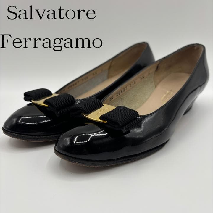 美品✨️フェラガモ ヴァラリボンローヒールエナメルパンプス 24cm 黒 金具