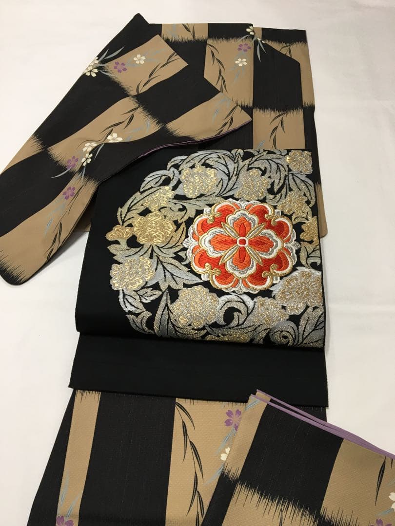 インパクトが放つ【名古屋帯】正絹　刺繍　ブラック