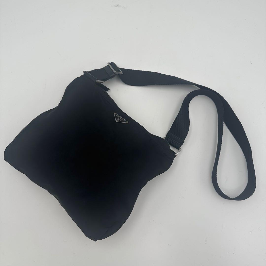 プラダ　サコッシュ　ショルダーバッグ　三角ロゴプレート　肩掛け　ナイロン　黒