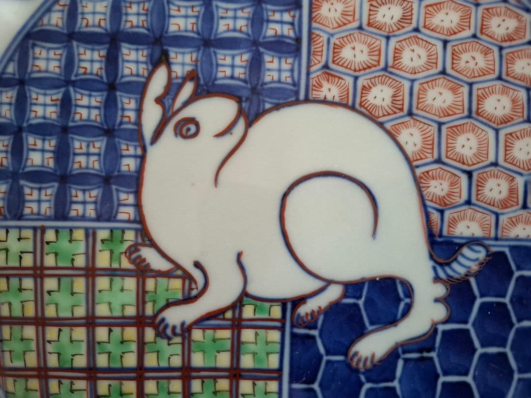 染付色絵兎の図 輪花口造り七寸皿 工芸品　直径約23cm　オマケ付き