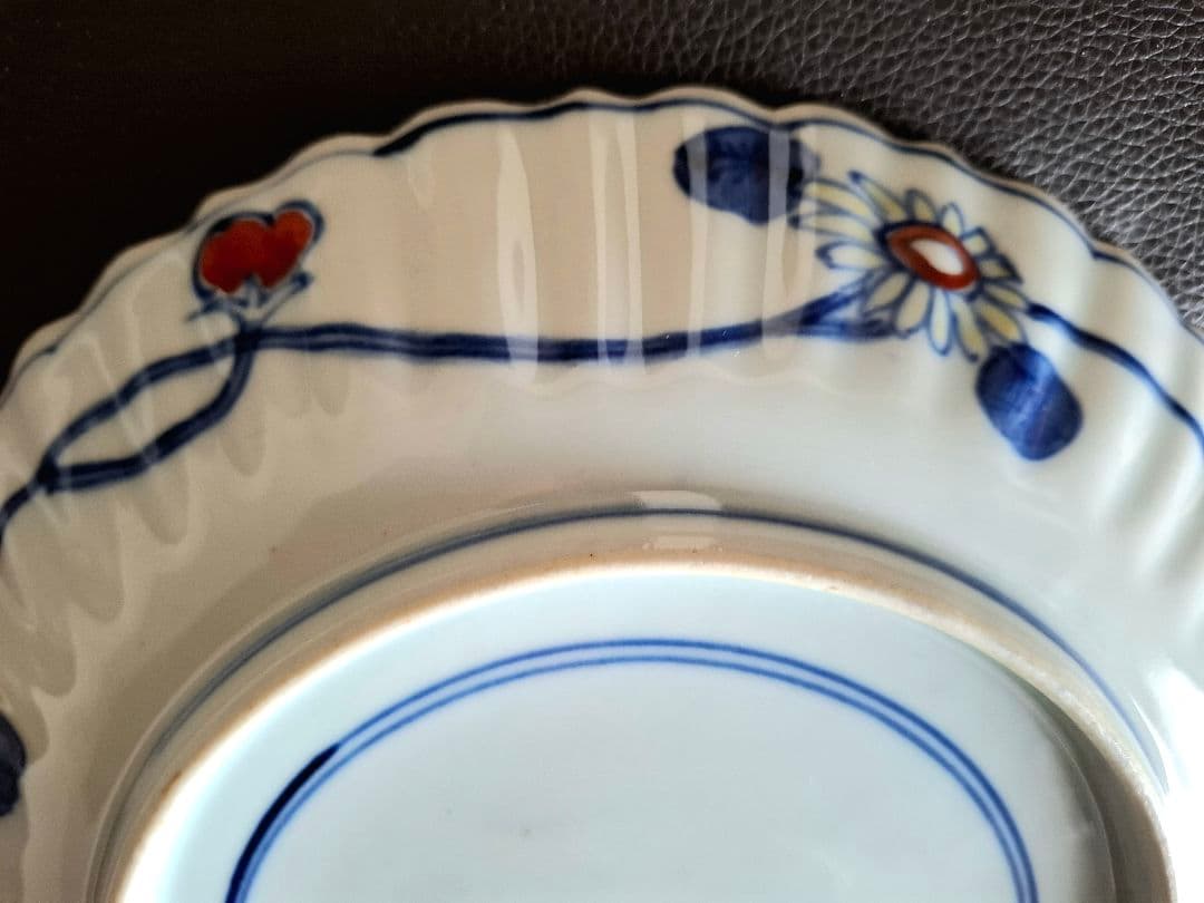 染付色絵兎の図 輪花口造り七寸皿 工芸品　直径約23cm　オマケ付き