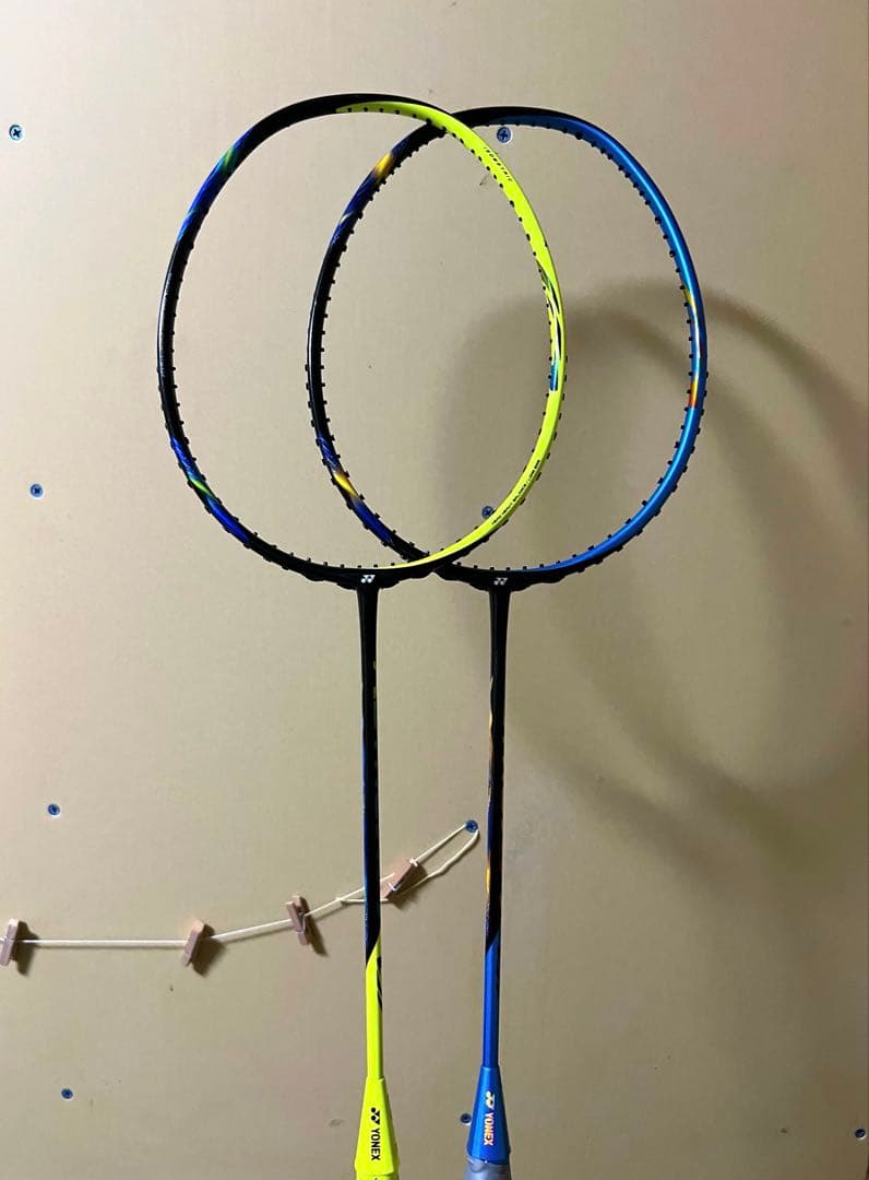 【廃盤品】YONEXアストロクス77バドミントンラケット2本