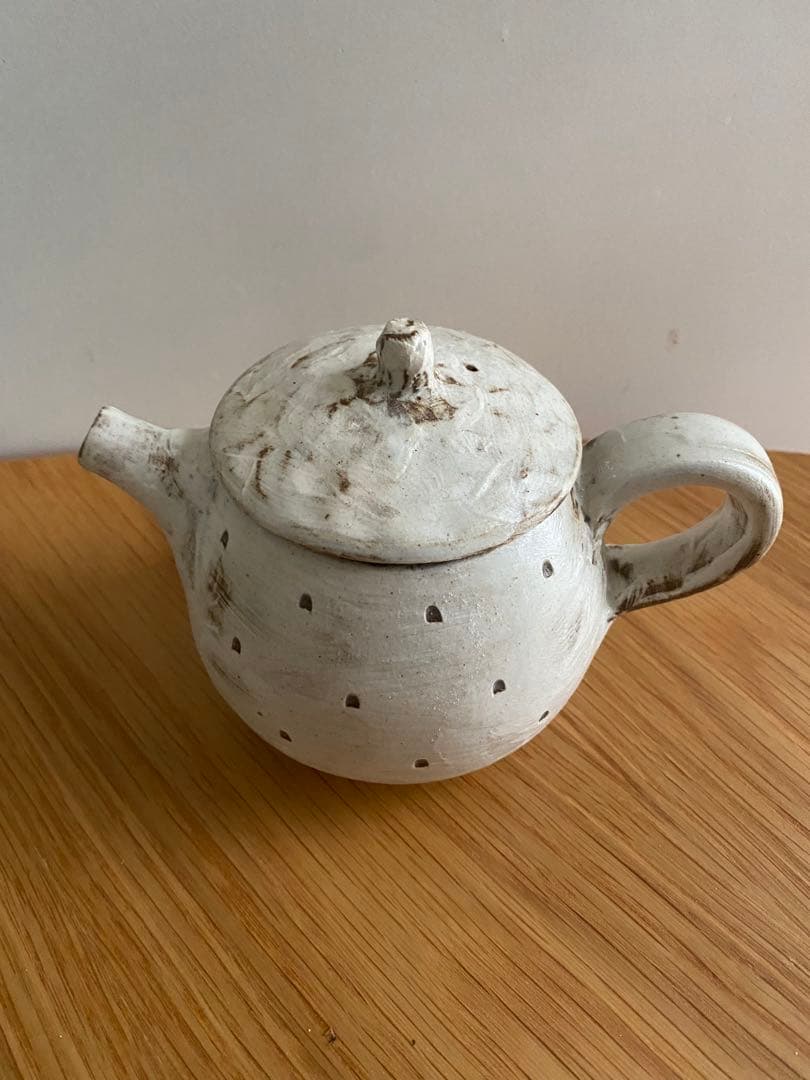 余宮隆さん　白いドットのポット