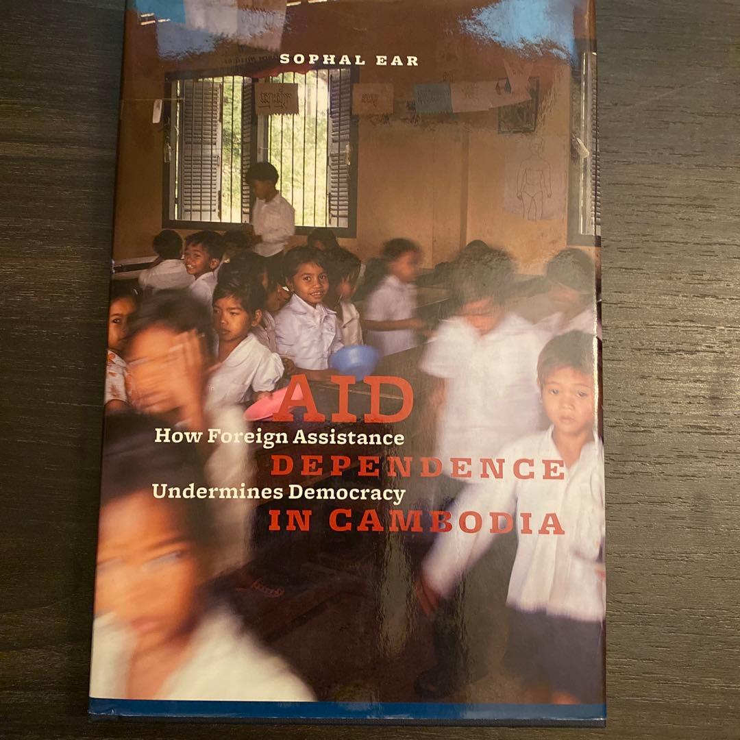 洋書 Aid dependence in Cambodia