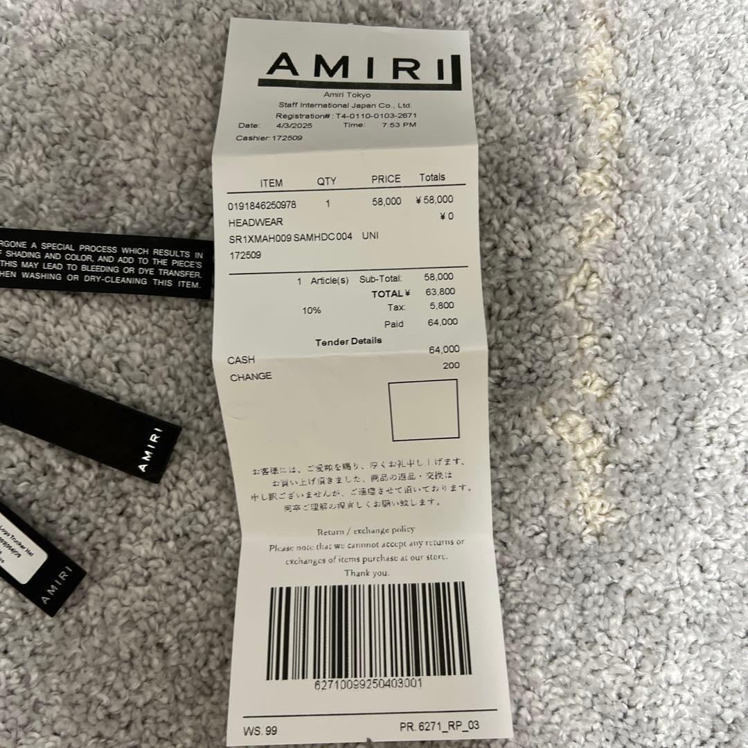 黒のトラッカーキャップ刺繍ロゴ