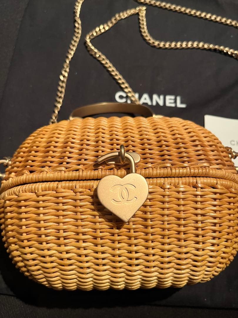 CHANEL かごバッグ ハート型ロック付き