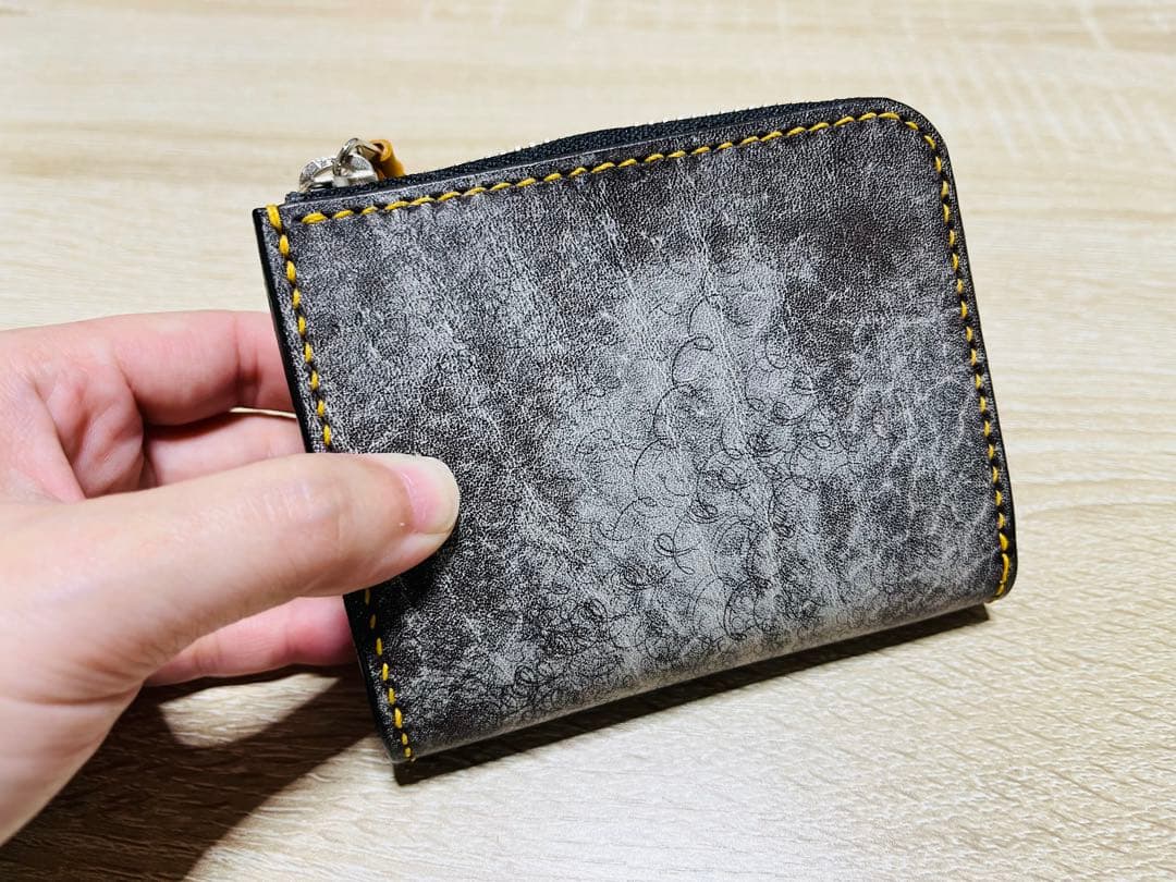 パッと見白いダークブラウン×オルモ（山吹色）のL字ファスナーウォレット