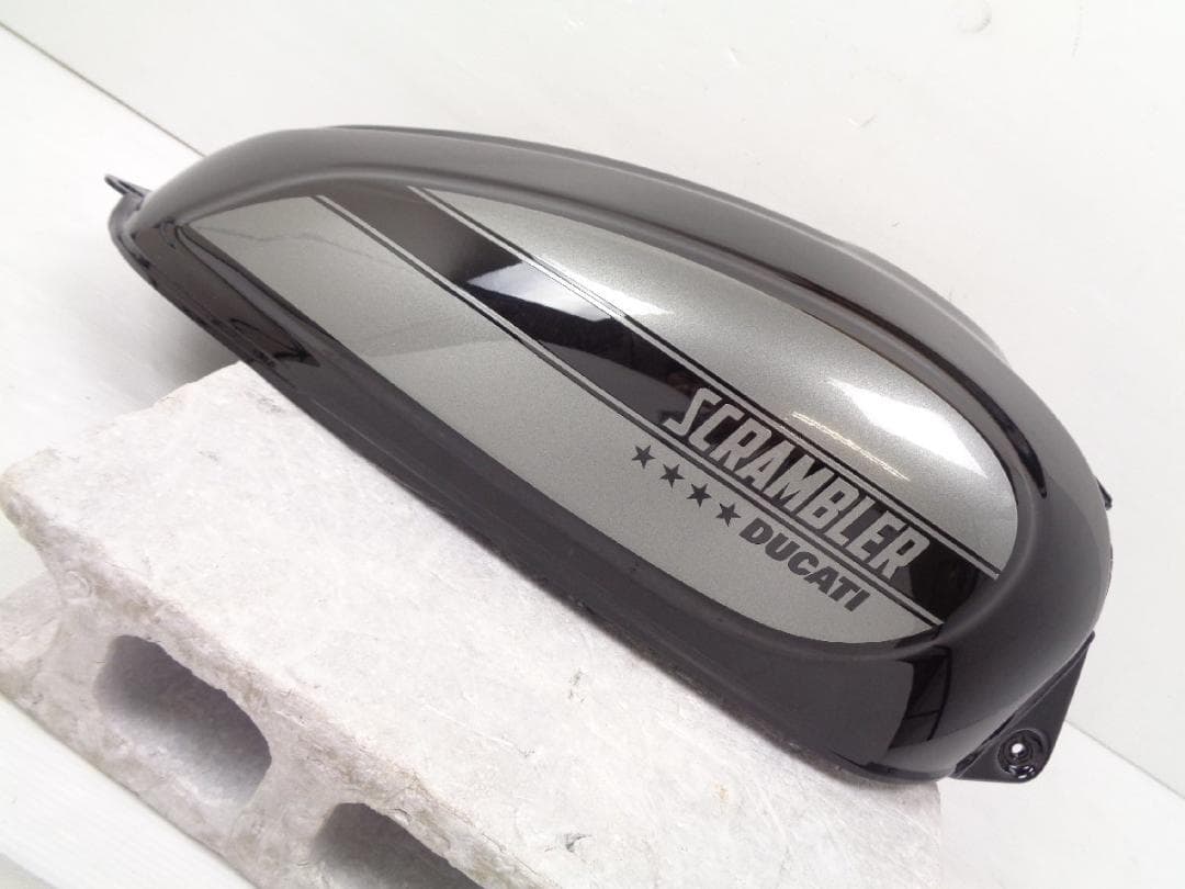 スクランブラー SIXTY2 純正 タンク ブラック 美品