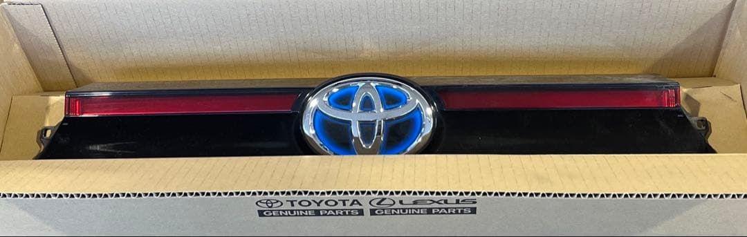 トヨタ　ヤリスクロス　左側テールレンズ　センターガーニッシュ