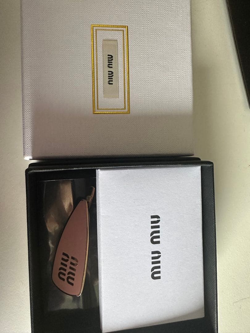MIU MIU ロゴ入りヘアピン ピンク