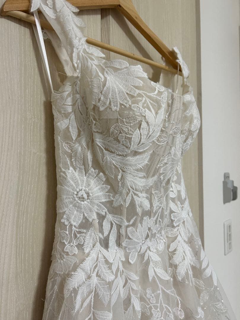 オフショルダー花柄刺繍ウェディングドレス