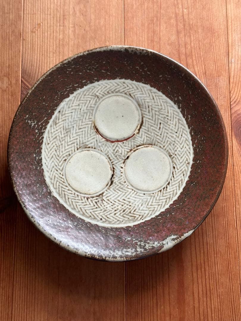 島岡達三　七寸皿　その1 窯傷を漆で埋めてあります
