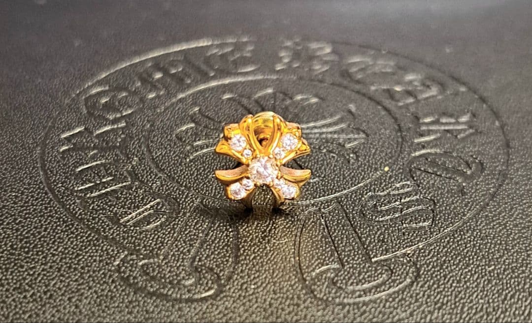 CHROME HEARTS CHプラス スタッド ピアス 22K パヴェ 片耳