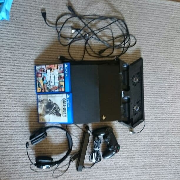 PS4本体、フィルター、カメラ、リモコン、カセット、マイク付きのヘッドホン