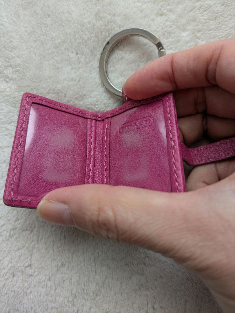 る*い様 COACHのブラウンケースとフォトアルバム型のキーホルダー