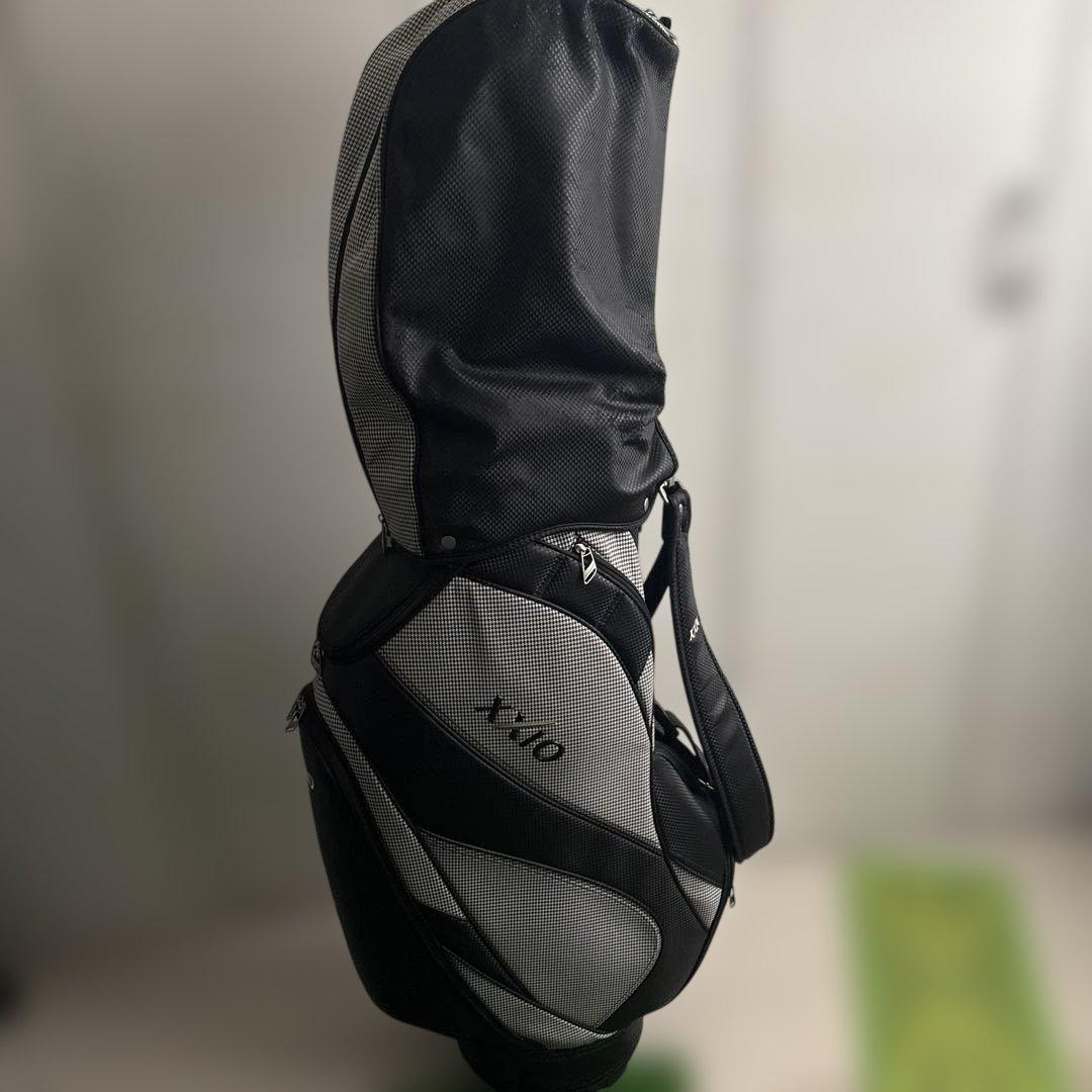 送料込み！XXIO ゴルフバッグ ブラック/シルバー