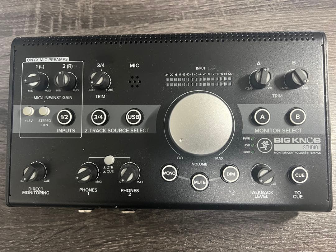 ピンクの猫 Mackie Big Knob Studio