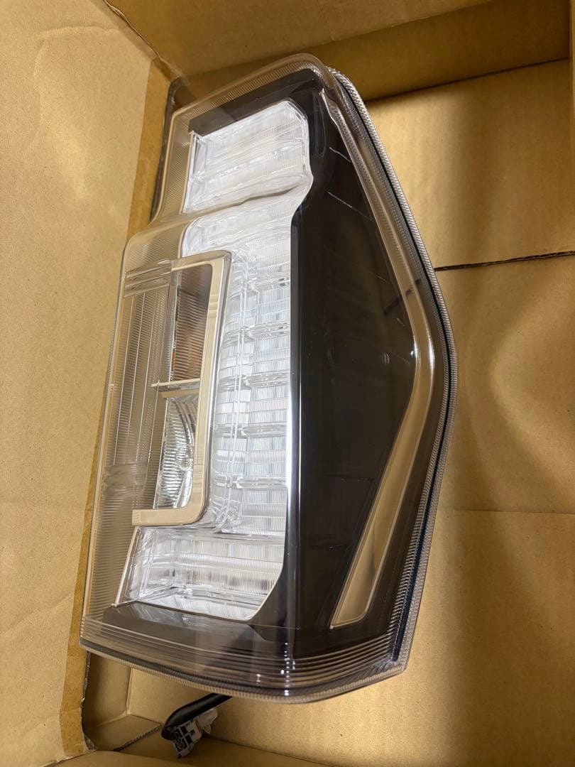 ダイハツ　タントカスタムLA600S後期純正テールインナーブラックタイプ　右側