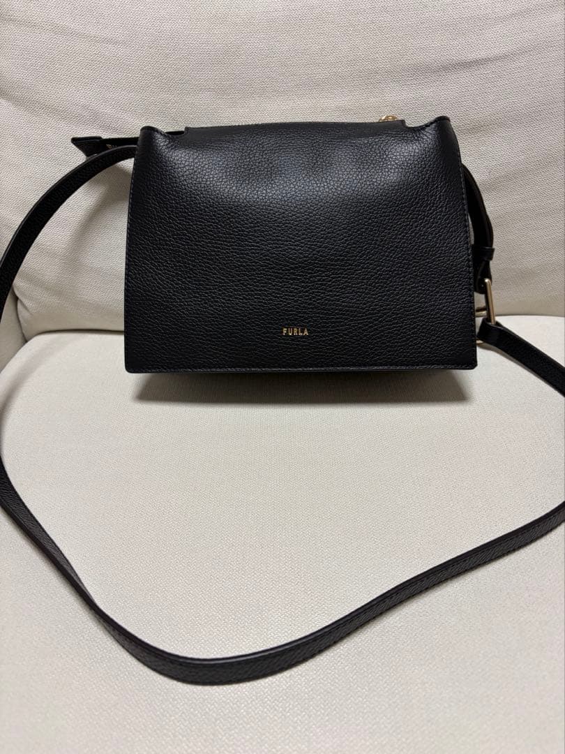 FURLA ショルダーバッグ　ヌヴォラ　ブラック