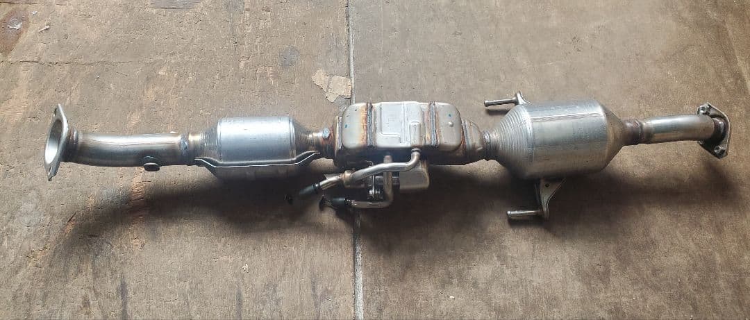 新品　純正　プリウス　50 触媒　エキゾーストパイプ　フロントパイプ 2