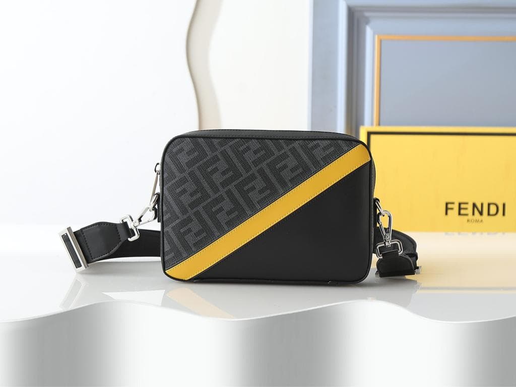 極美品✨ノベルティ　ショルダーバッグ　ブラック　レザー