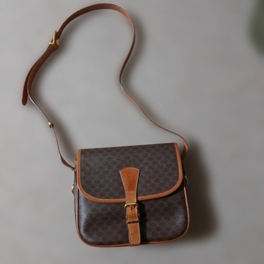 セリーヌ　ショルダーバッグ フラップ付き