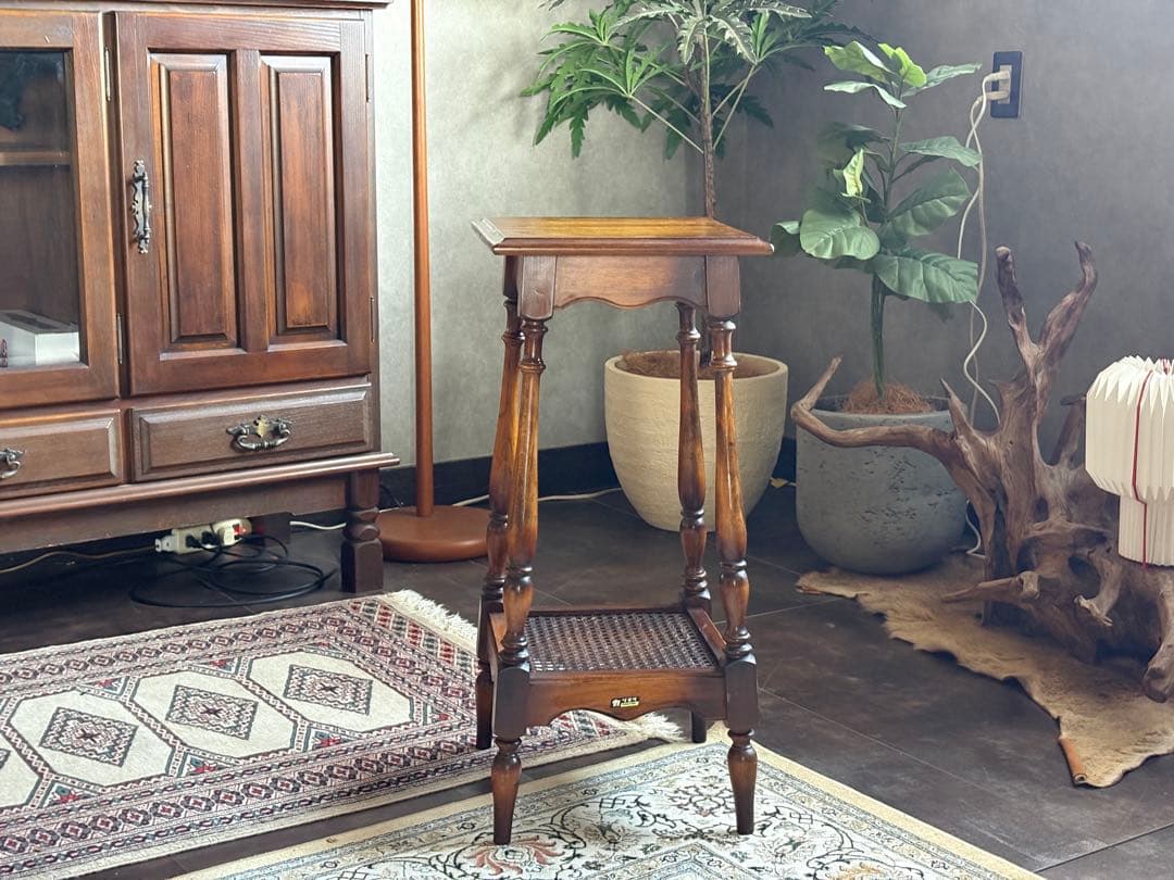 カリモク　サイドテーブル　アンティーク調　ディスプレイ家具　レトロ　IZ