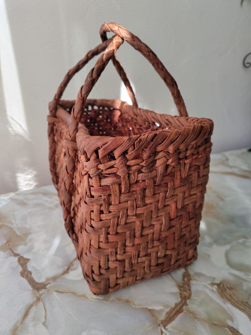 筒井幸彦さんの山葡萄カゴバッグ