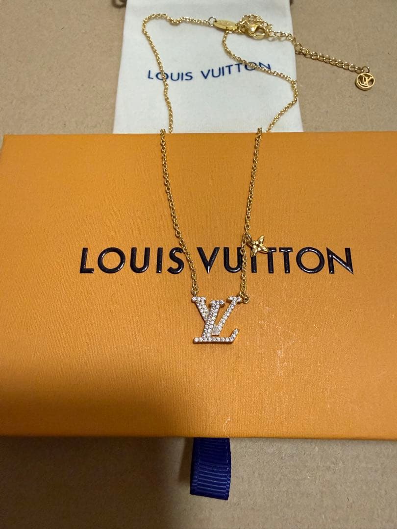 LOUIS VUITTON LVロゴ ペンダントネックレス 箱付