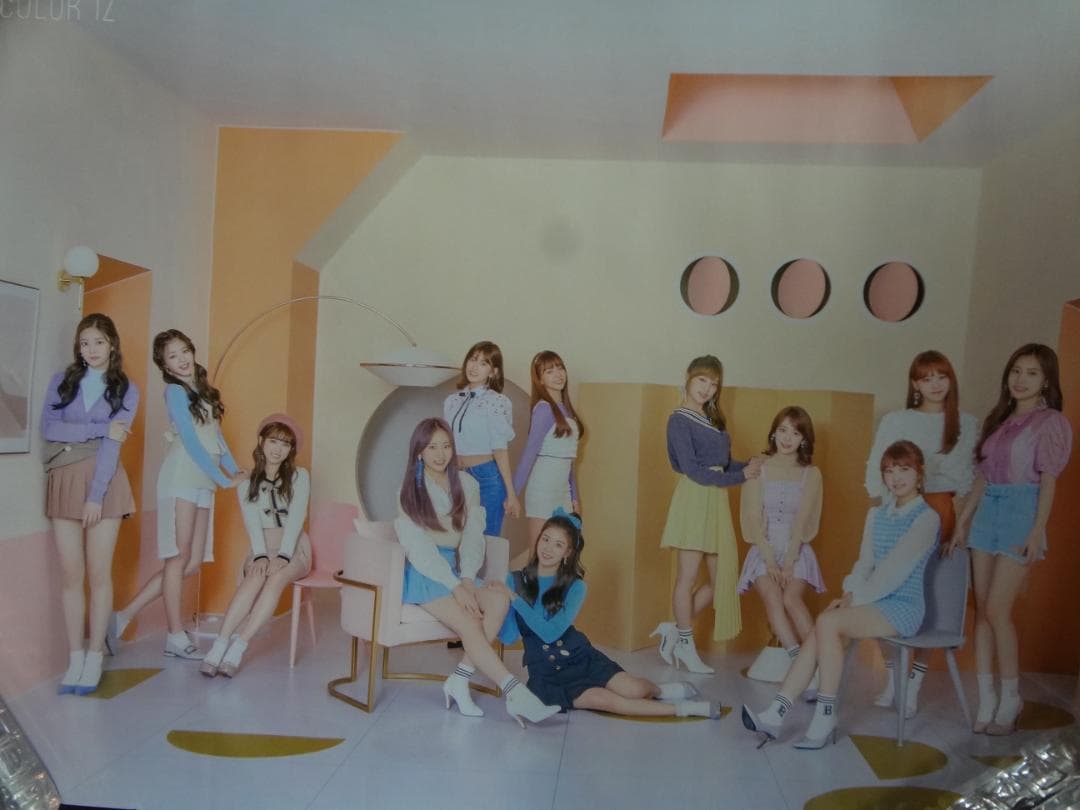 WOMAN ・K-POPアーティストポスター５０枚セット