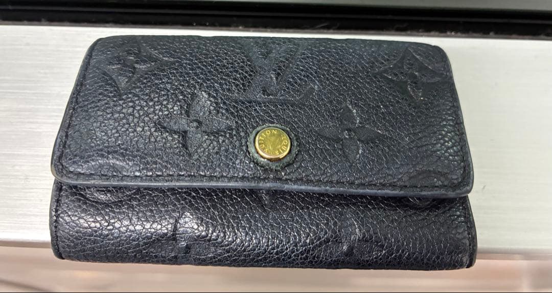Louis Vuitton ブラック レザー キーケース　アンプラント