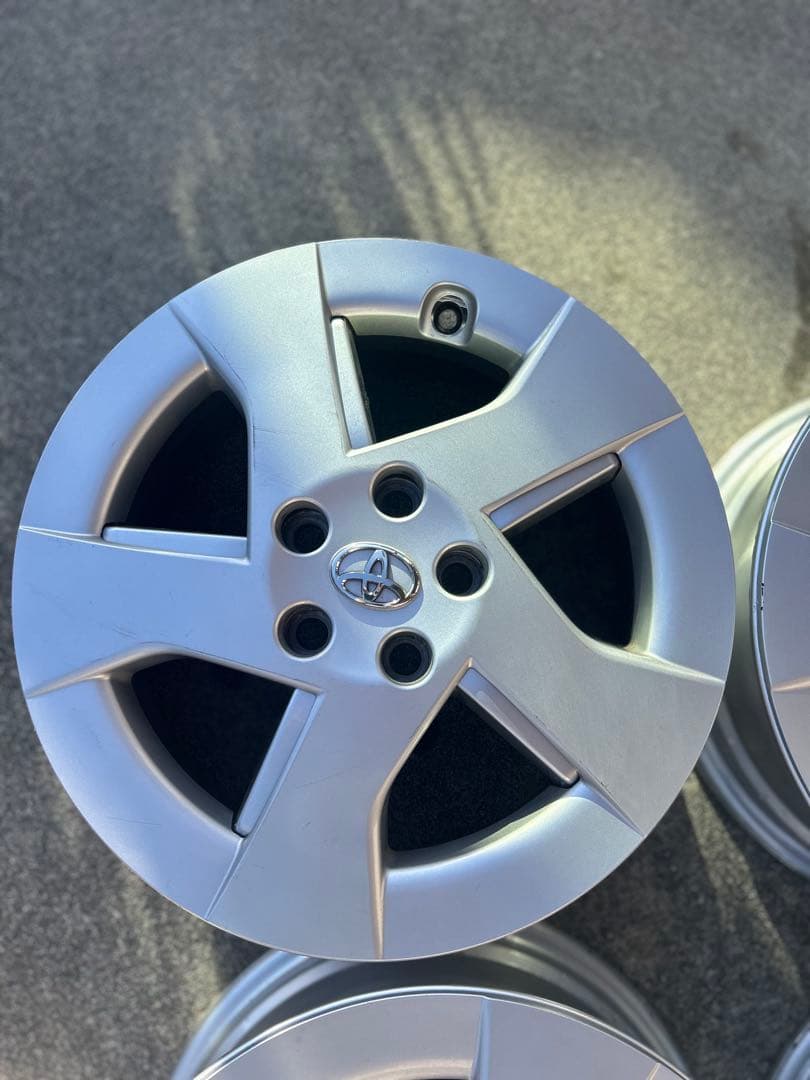 上の2枚。高額送料込み。30プリウス純正中古15インチ。