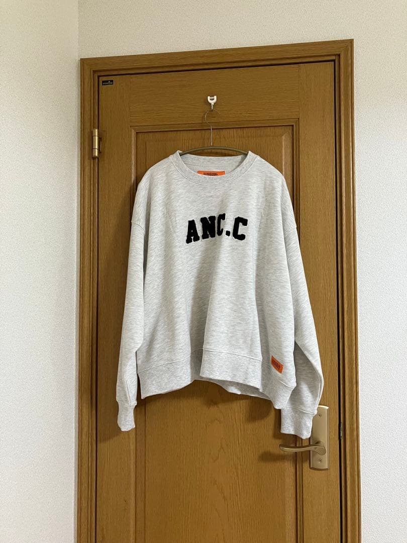 新品同様❣️✨️アニーカとユニバーサルオーバーオールのコラボスエット★