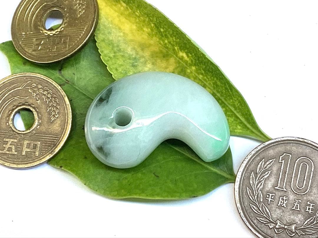 ✳premiumシリーズ*入りコン沢　糸魚川翡翠勾玉　一生物の守護石 鑑別書付‼️