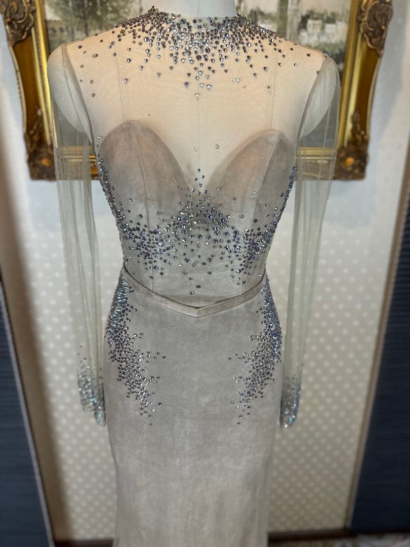 ビーズ装飾付きグレーベージュ色パーティードレス