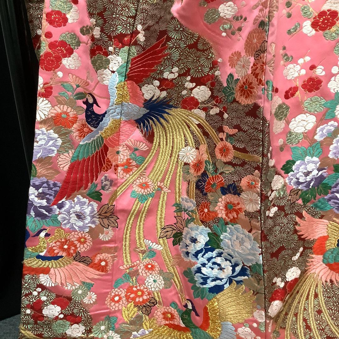 正絹織の打掛　ピンク地、金鶏が舞う、流れるようなエンジの花　全体に様々な花の模様