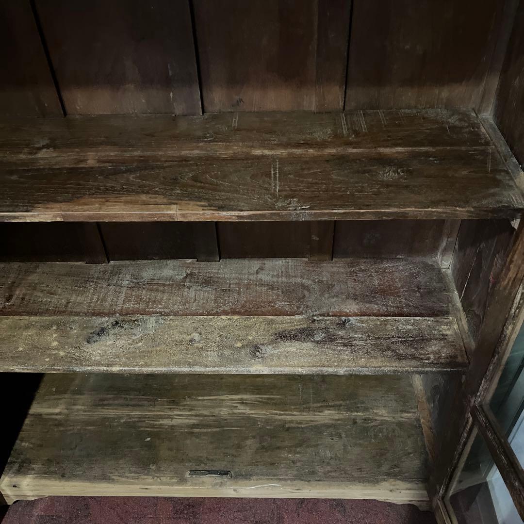 自然の風合い、素朴さでインテリアを格上げするインドのアンティーククキャビネット