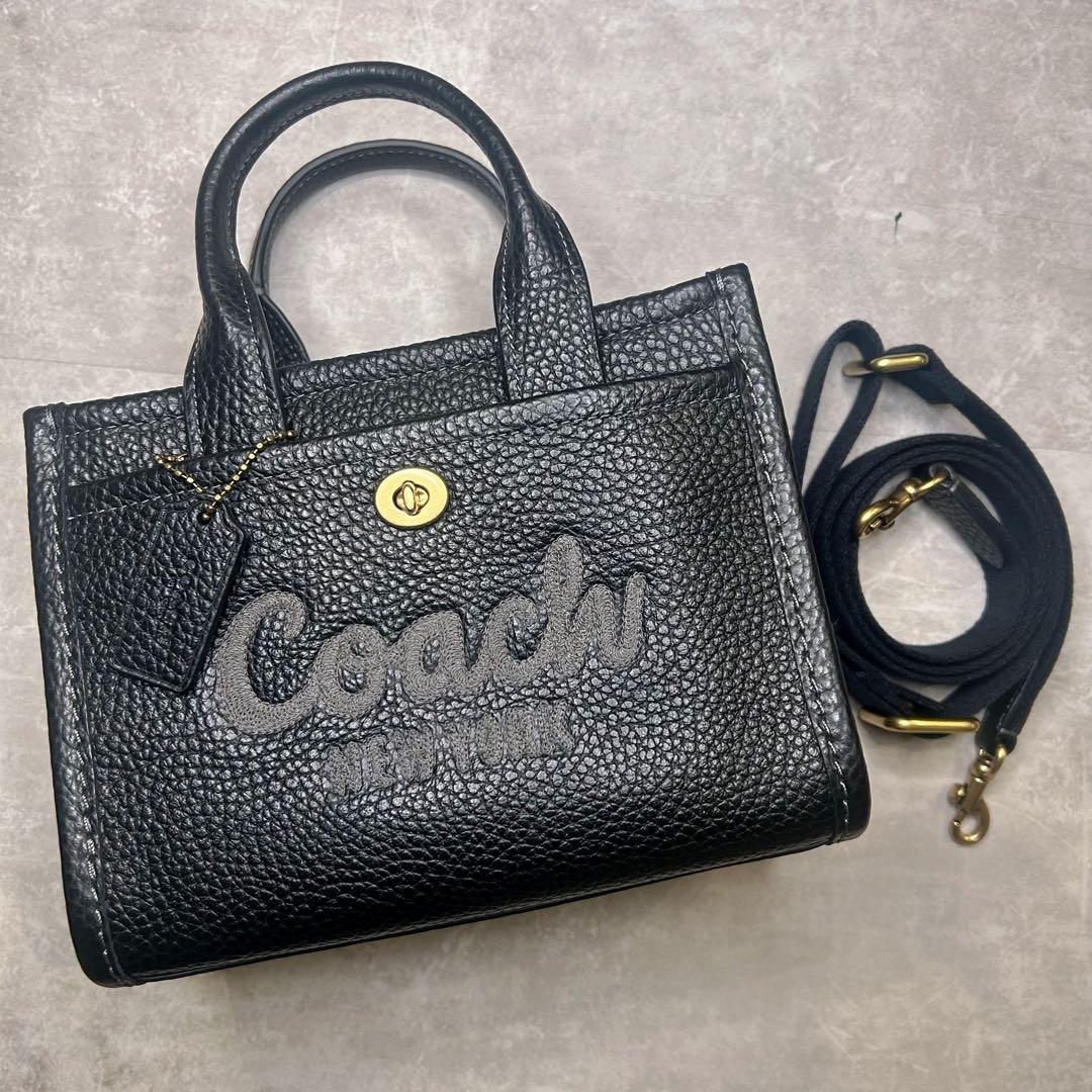 新品同様 コーチ レザー ロゴ 刺繍 カーゴトート ハンド バッグ チャーム付