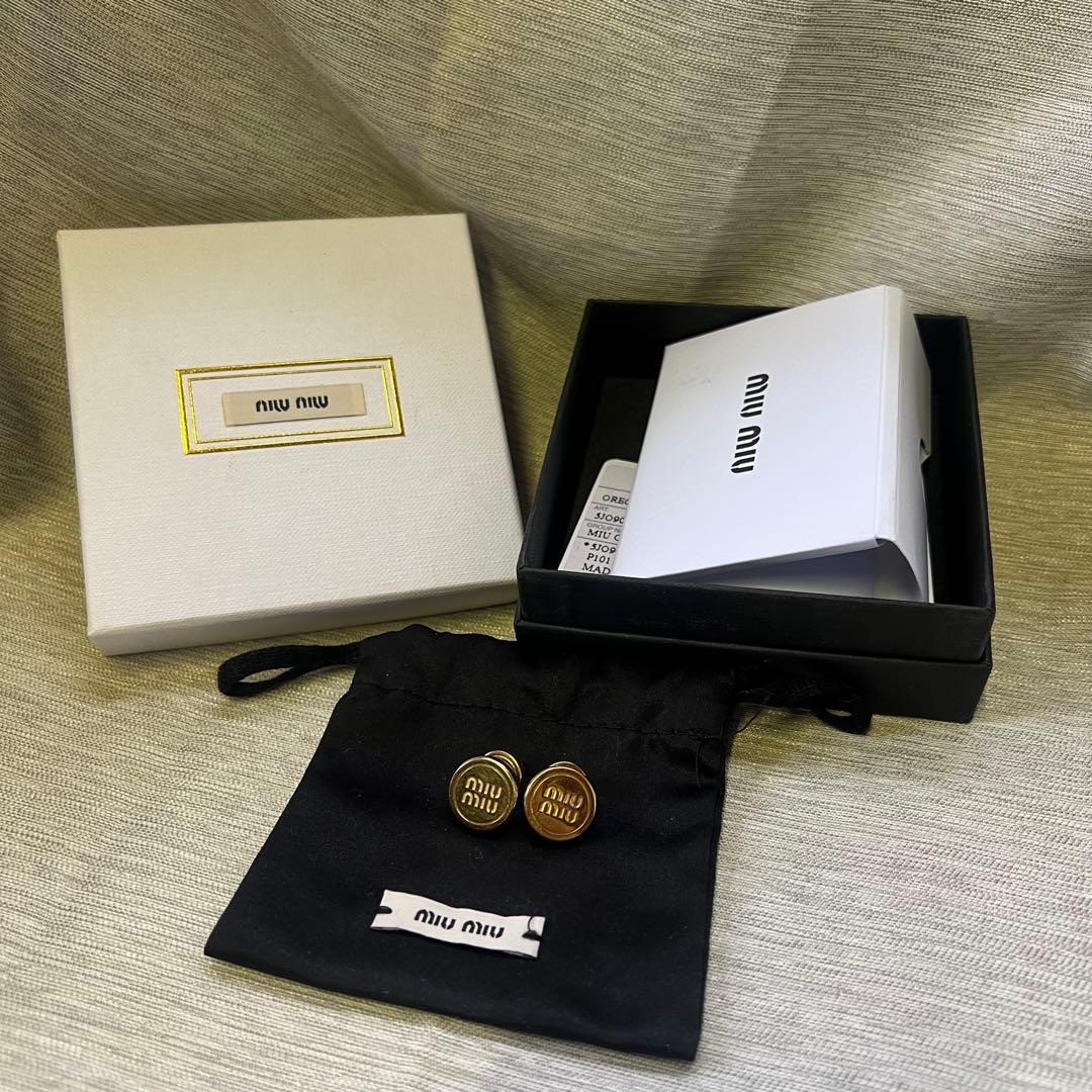 箱付き MIUMIU メタルピアス ゴールド 両耳