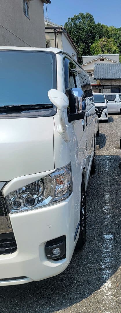 200系ハイエース4-8型バッドフェイスアイライン　　パールホワイト塗装済み
