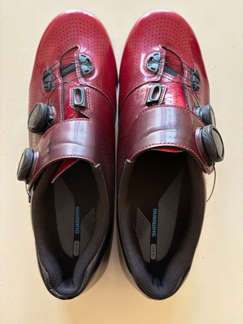 美品のシマノRC701 44Eのワイドサイズ　赤から黒色　インソールは新品です。