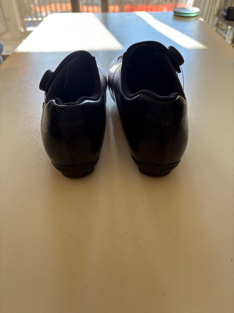 美品のシマノRC701 44Eのワイドサイズ　赤から黒色　インソールは新品です。