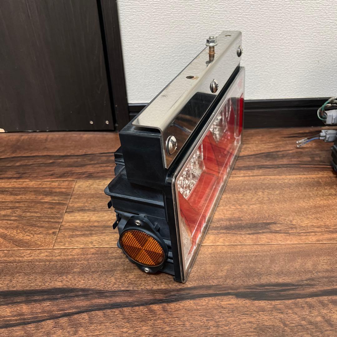 小糸LEDテールランプ レッド/クリア　2連