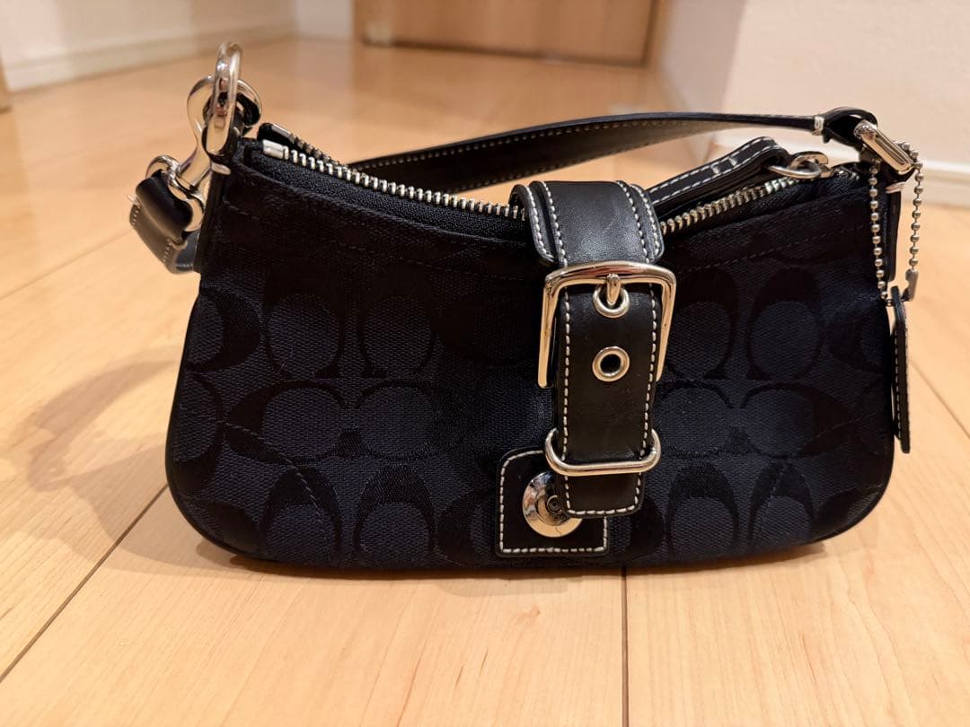 coach 黒いロゴ入りショルダーバッグ