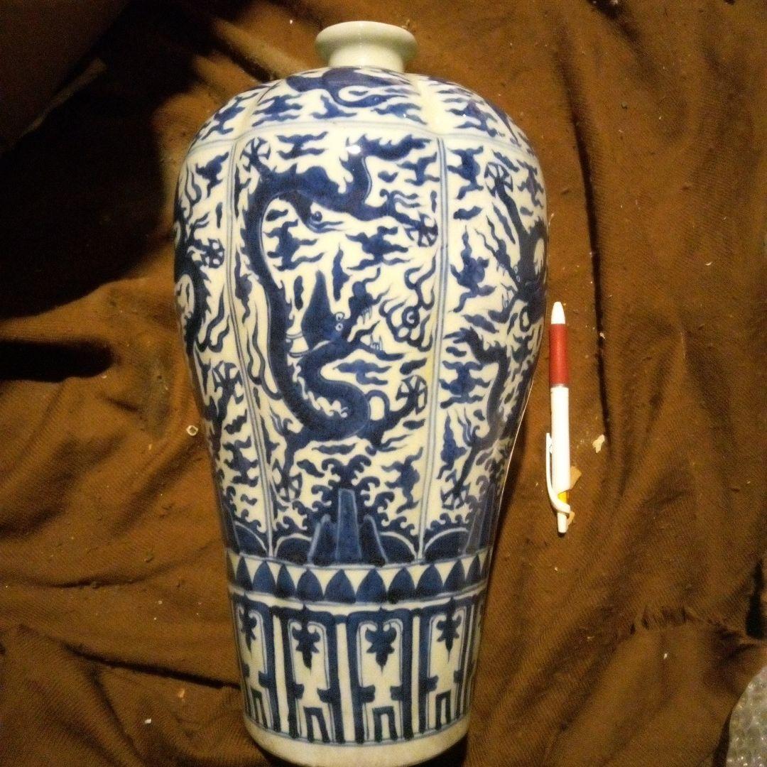 中国陶磁器　明　青白いドラゴン模様の陶器花瓶