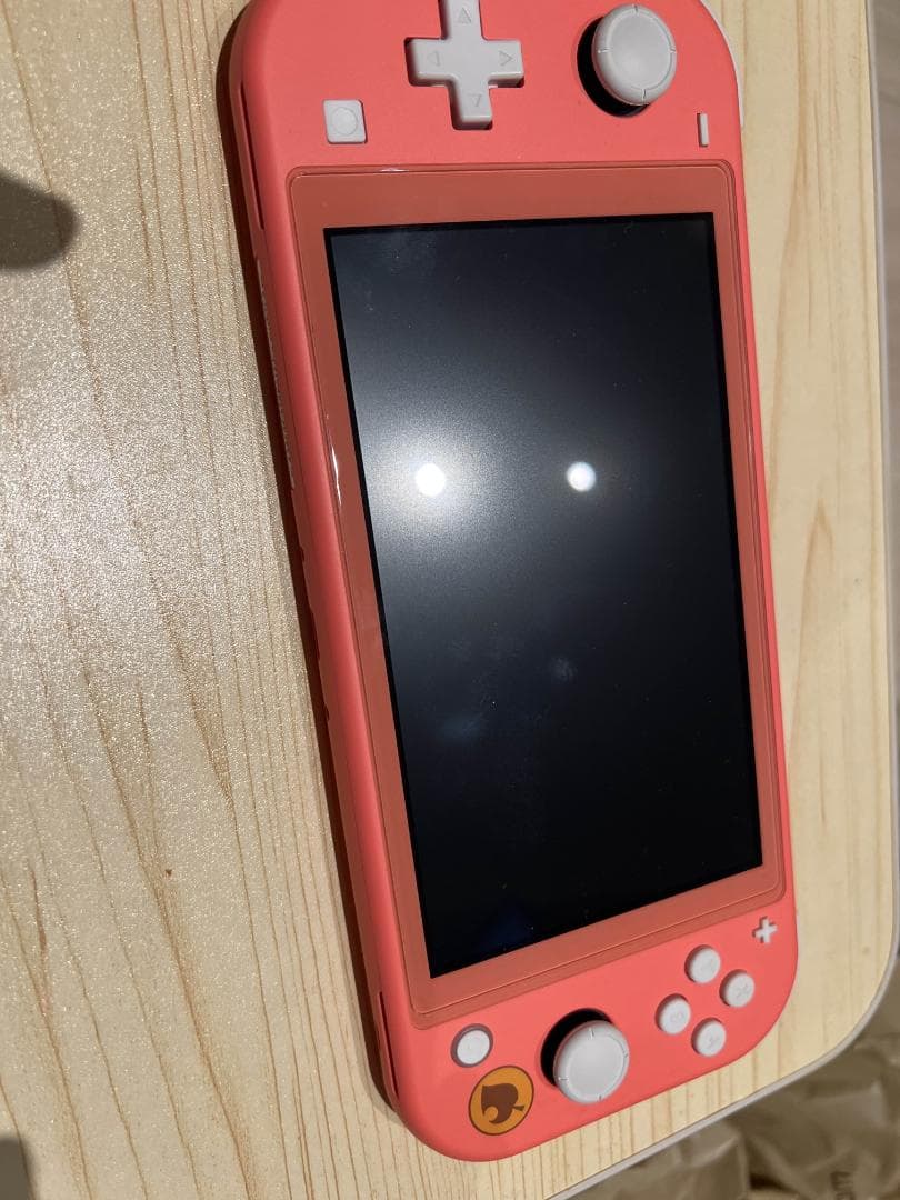 どうぶつの森デザインのピンクの Nintendo Switch Lite