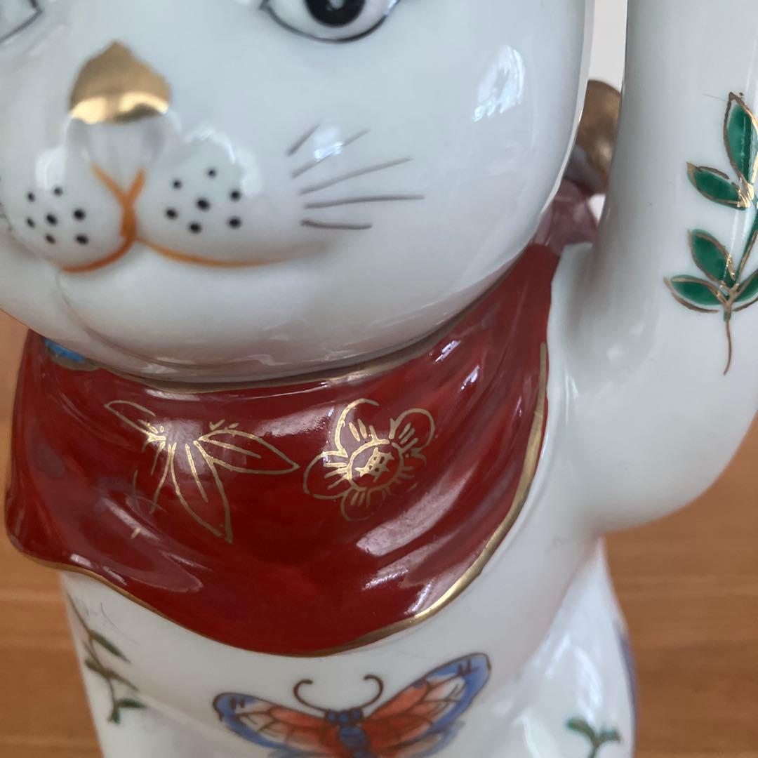 美品　ヴィンテージ伊万里　手描きの大きな瞳やまつ毛、体の蝶々が美しい招き猫